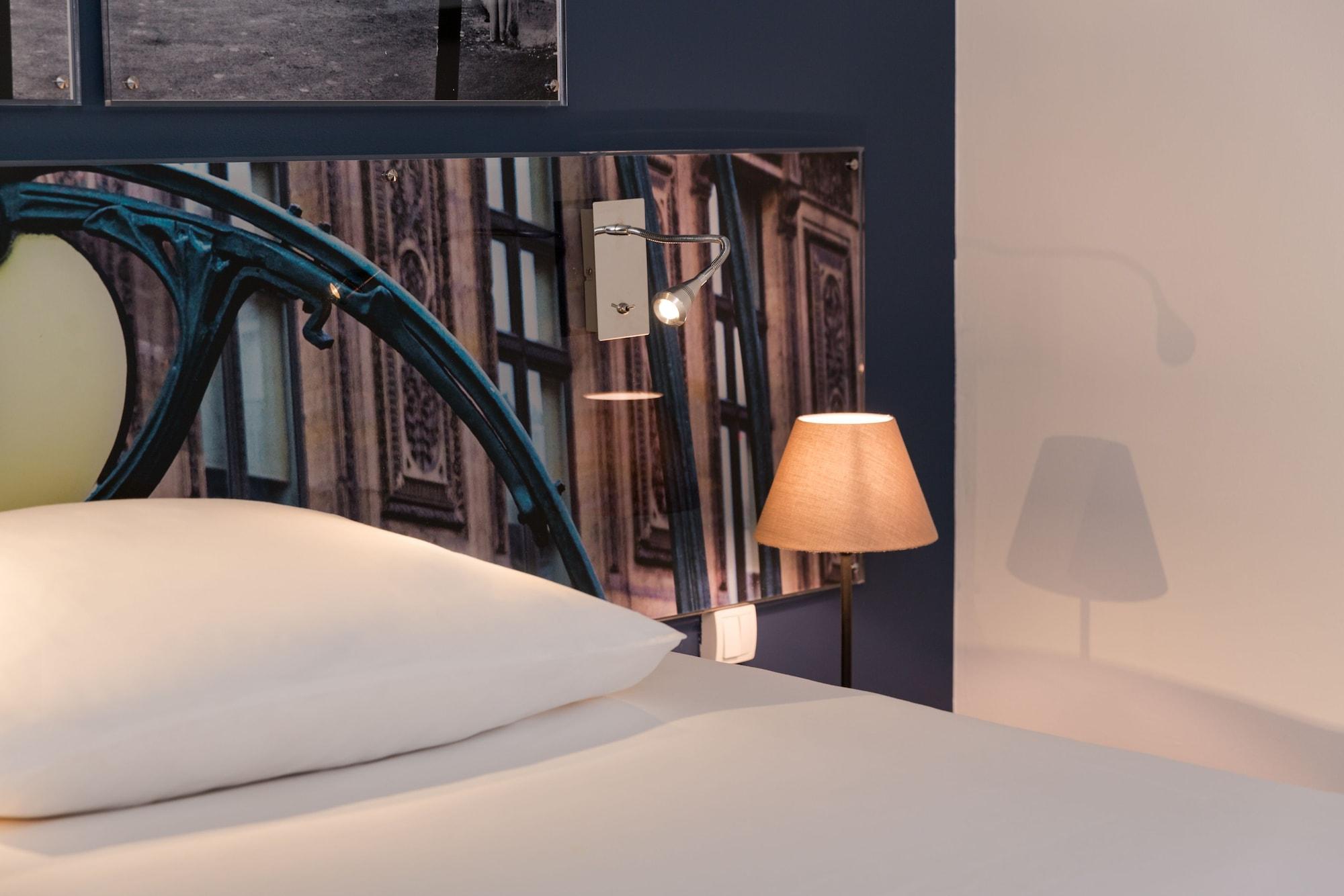 Hotel Le Cardinal Rueil Centre Экстерьер фото