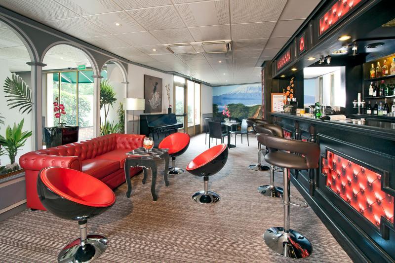 Hotel Le Cardinal Rueil Centre Экстерьер фото
